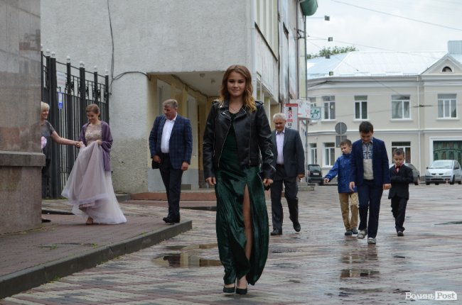 Елегантні сукні та маленькі клатчі: у що вбрались луцькі випускниці. ФОТО