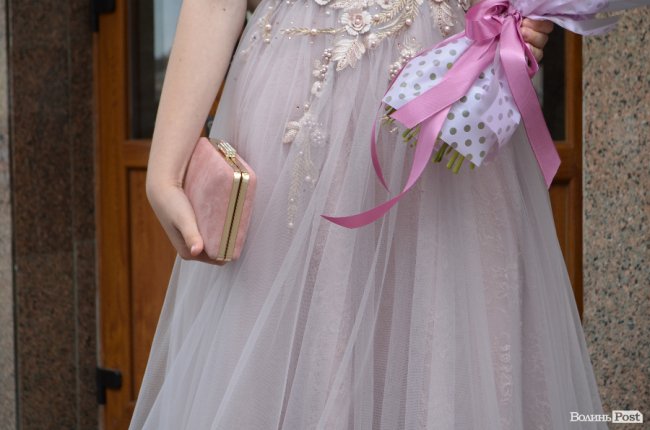 Елегантні сукні та маленькі клатчі: у що вбрались луцькі випускниці. ФОТО