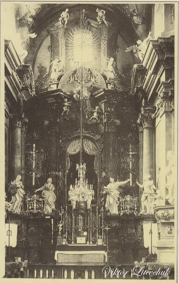 Було – стало: один з найкрасивіших католицьких храмів Волині, який «живе» зі снарядом у стіні. ФОТО