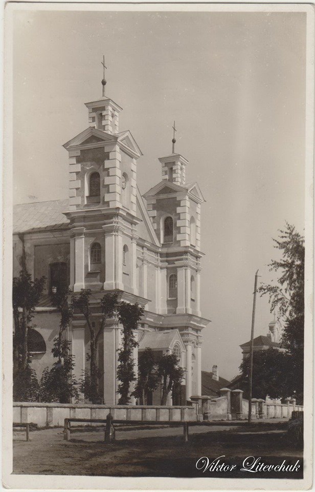 Було – стало: один з найкрасивіших католицьких храмів Волині, який «живе» зі снарядом у стіні. ФОТО