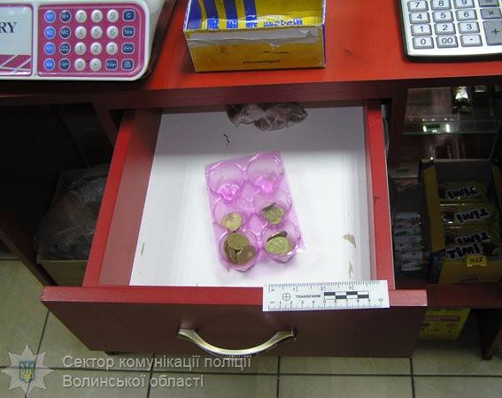 У Ковелі невідомий пограбував магазин, погрожуючи ножем