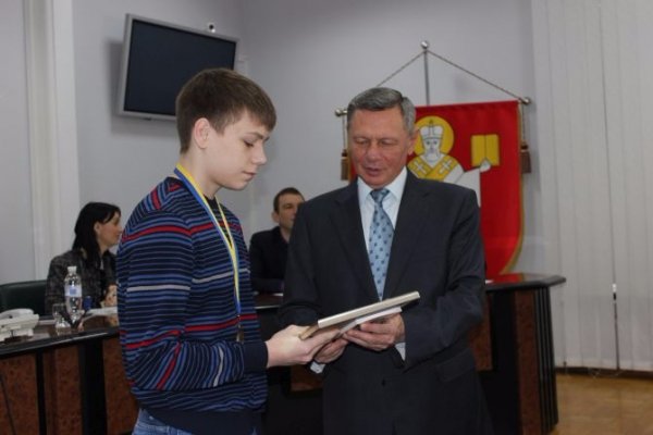 Микола Романюк вручив відзнаки спортсменам, які стали чемпіонами України з плавання. ФОТО