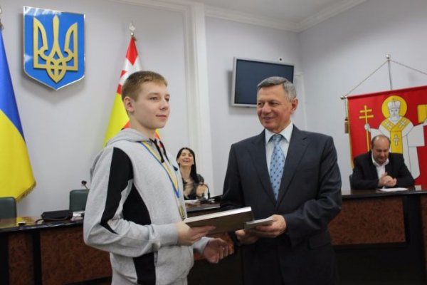 Микола Романюк вручив відзнаки спортсменам, які стали чемпіонами України з плавання. ФОТО