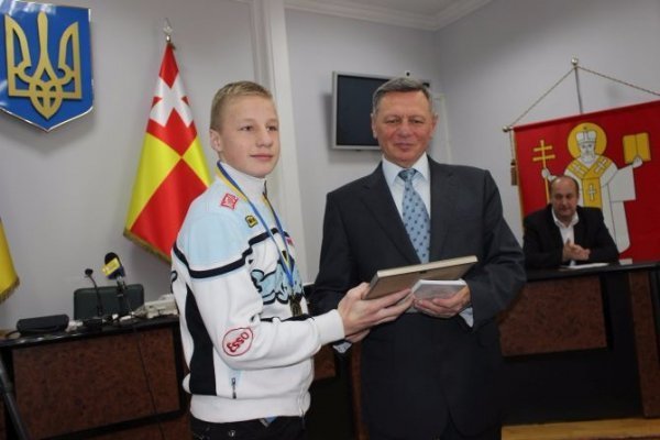 Микола Романюк вручив відзнаки спортсменам, які стали чемпіонами України з плавання. ФОТО