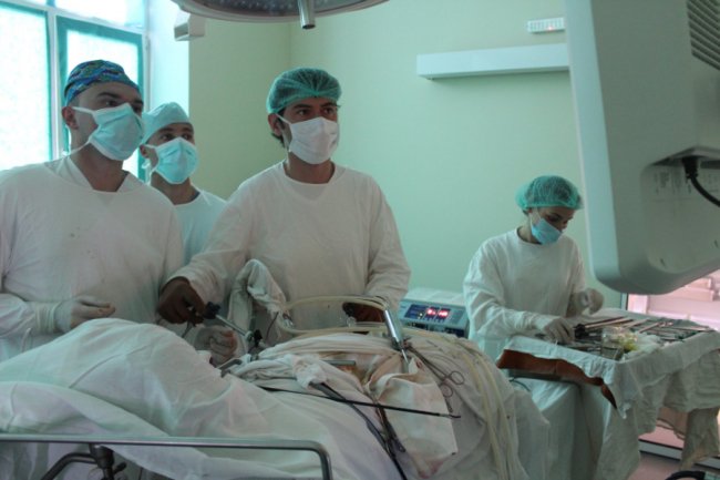 Волинські медики одномоментно провели одразу дві операції пацієнту з пухлиною нирки. ФОТО