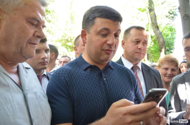 Щастя молодим та селфі-бум: як Гройсман гуляв центром Луцька. ФОТО