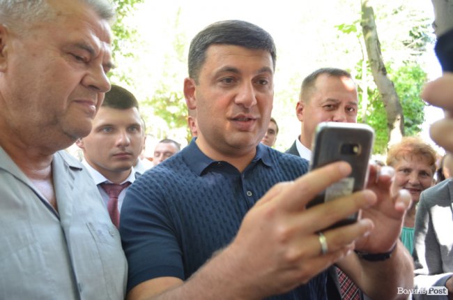 Щастя молодим та селфі-бум: як Гройсман гуляв центром Луцька. ФОТО