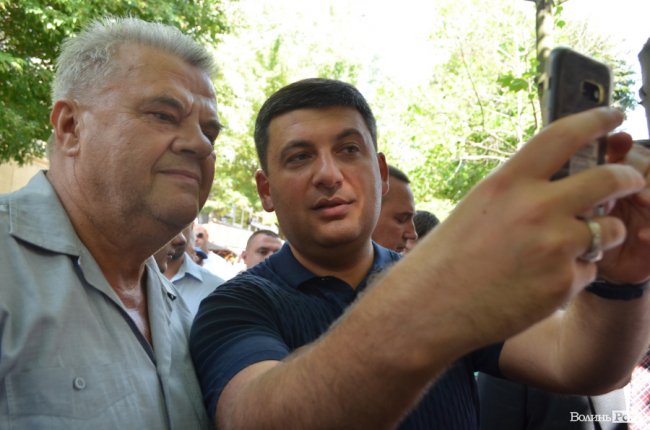 Щастя молодим та селфі-бум: як Гройсман гуляв центром Луцька. ФОТО