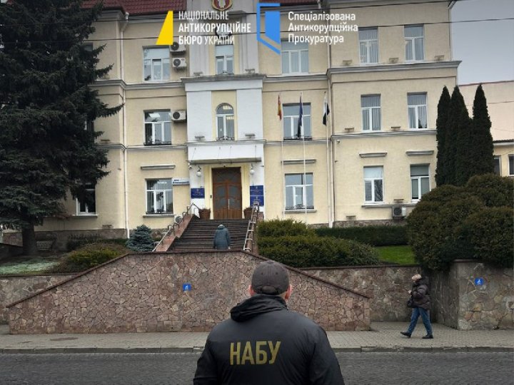 30 тисяч доларів - за забудову у Луцьку: депутатам обласної та міської рад повідомили про підозру