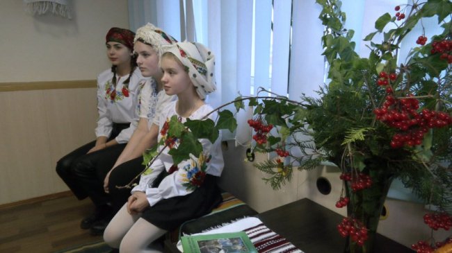 Вчили зав'язувати хустки та співали щедрівки: вечір української обрядовості у Луцьку