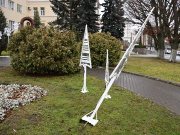 У Луцьку вандали пошкодили новорічну інсталяцію. ФОТО. ВІДЕО