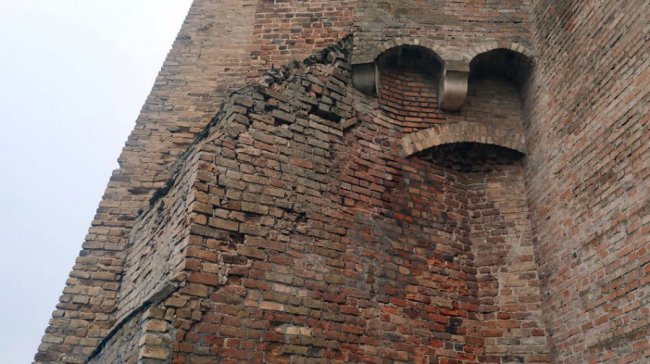 Зі стіни Луцького замку падає цегла: територію огородили. ФОТО