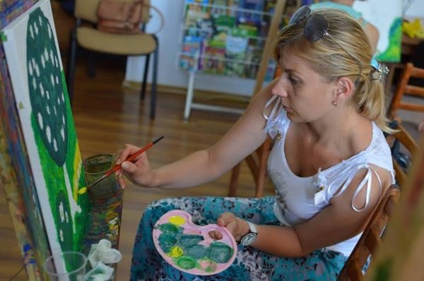 У Луцьку дружини учасників АТО та їхні дітки малювали картини «Під покровом любові». ФОТО