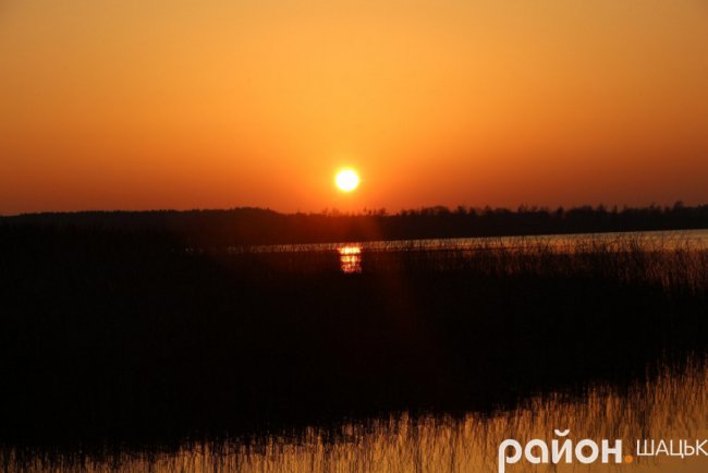 Неймовірний захід сонця на волинському озері. ФОТО