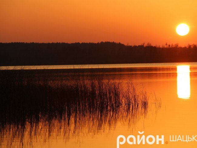 Неймовірний захід сонця на волинському озері. ФОТО
