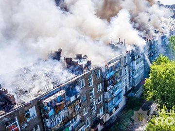 Чоловік заснув з цигаркою: у Новій Каховці горів весь дах багатоповерхівки. ВІДЕО