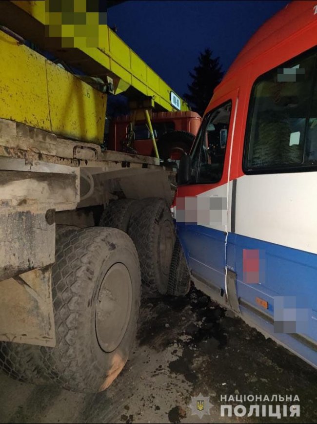 На Волині маршрутка зіткнулася з автокраном, травмувалися пасажири