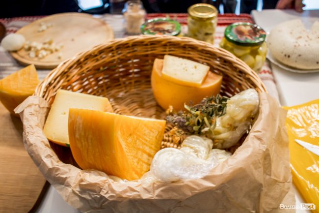 Волинські та рівненські виробники частували лучан сиром. ФОТО