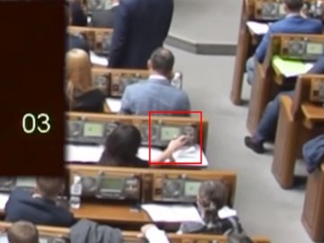 Депутатку з «Слуги народу» спіймали за кнопкодавством на пульті нардепа з Волині