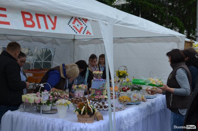 Від мініатюрних тістечок до величезних гойдалок: у центрі Луцька – свято професійної освіти. ФОТО