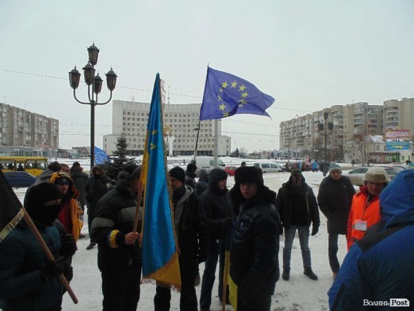У Луцьку Автомайдан перевіряв, чи поїхала податкова міліція в Київ. ФОТО