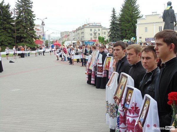 У День матері лучани подякували матерям героїв Небесної Сотні. ФОТО