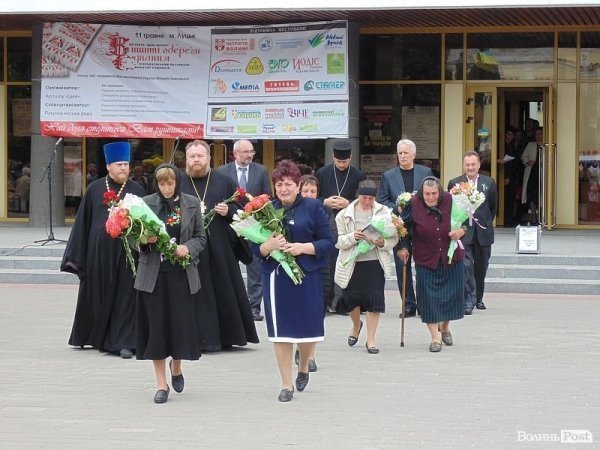 У День матері лучани подякували матерям героїв Небесної Сотні. ФОТО