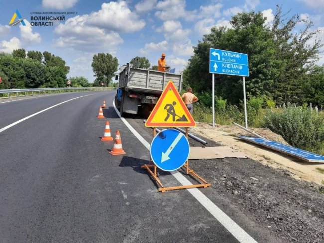 На волинських трасах наносять розмітку і встановлюють дорожні знаки. ФОТО