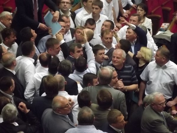 У Верховній Раді ‒ бійка. ФОТО. ВІДЕО