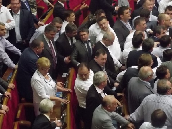 У Верховній Раді ‒ бійка. ФОТО. ВІДЕО