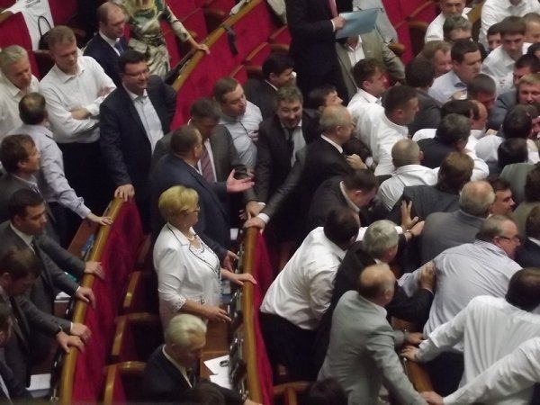 У Верховній Раді ‒ бійка. ФОТО. ВІДЕО