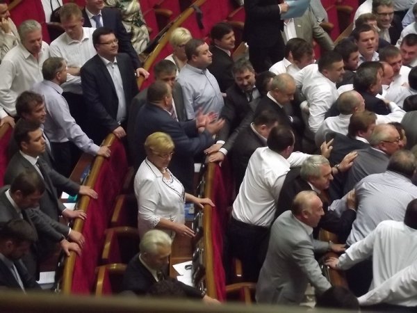 У Верховній Раді ‒ бійка. ФОТО. ВІДЕО