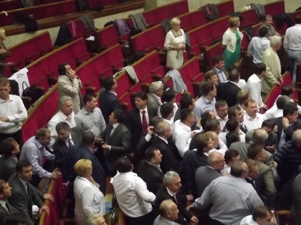 У Верховній Раді ‒ бійка. ФОТО. ВІДЕО