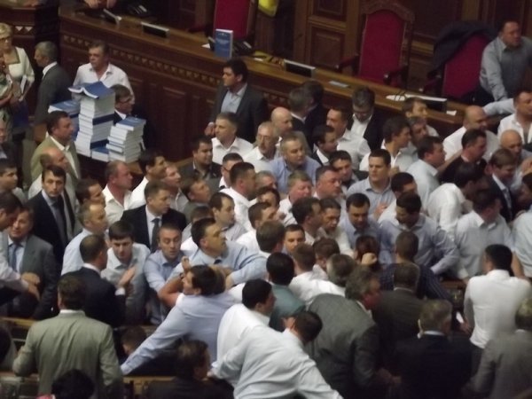 У Верховній Раді ‒ бійка. ФОТО. ВІДЕО