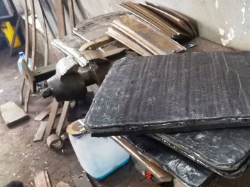 У Луцьку в автомобільній майстерні виготовляють захисні плити для бронежилетів