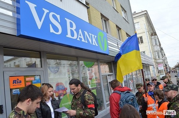 У Луцьку революціонери навідалися до «агентів Кремля». ФОТО