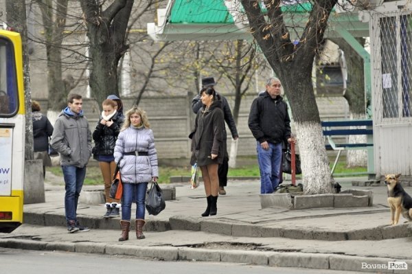 Люди на зупинках. БУДНІ МІСТА