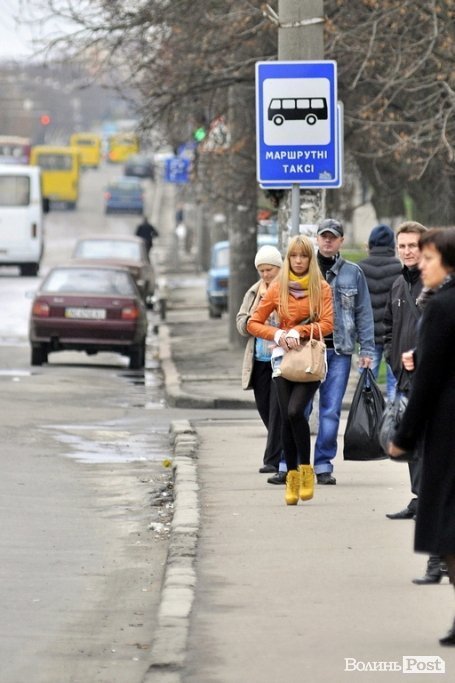 Люди на зупинках. БУДНІ МІСТА