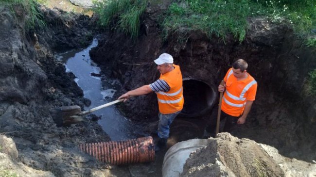 У місті на Волині, аби позбутись смороду, замінюють мережу зливової каналізації. ФОТО. ВІДЕО