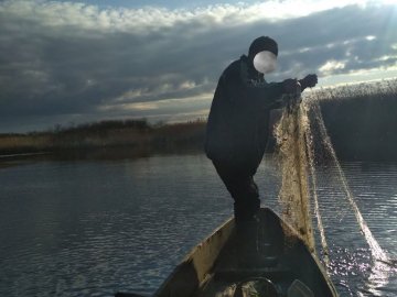 На річці Стохід браконьєр ловив рибу трьома сітками