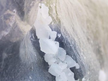 При обшуку у волинянина знайшли заборонені «кристали» і саморобний пристрій для вживання марихуани