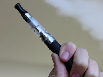 У Верховній Раді хочуть заборонити продаж електронних цигарок неповнолітнім