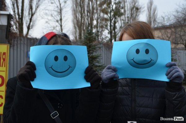 У Луцьку консульству Польщі подарували усмішки. ФОТО