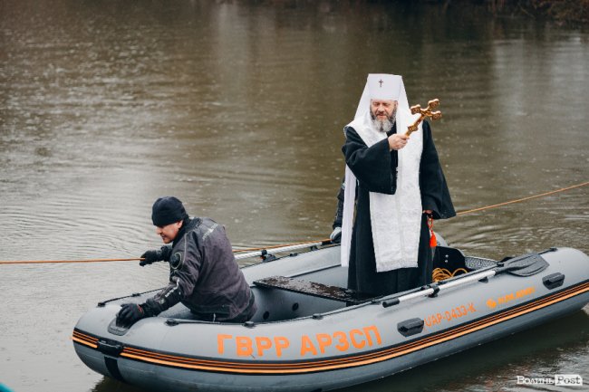 Водохреще у Луцьку: освячення води в річці Стир та занурення лучан. ФОТОРЕПОРТАЖ