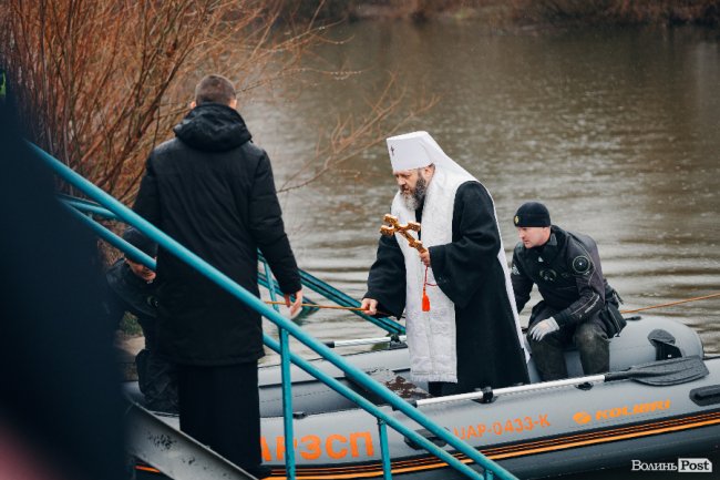 Водохреще у Луцьку: освячення води в річці Стир та занурення лучан. ФОТОРЕПОРТАЖ