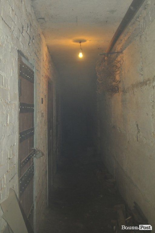 Переполох у Луцьку: дим у підвалі налякав мешканців багатоповерхівки. ФОТО