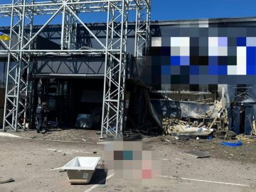 Росія завдала удару по єдиному робочому гіпермаркету у Херсоні: є загиблі