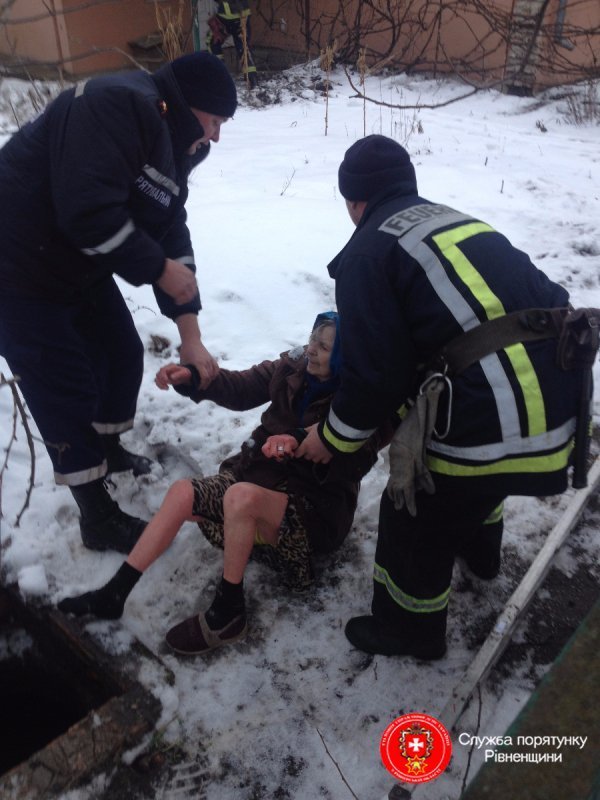На Рівненщині жінка впала у вигрібну яму, ледве врятували