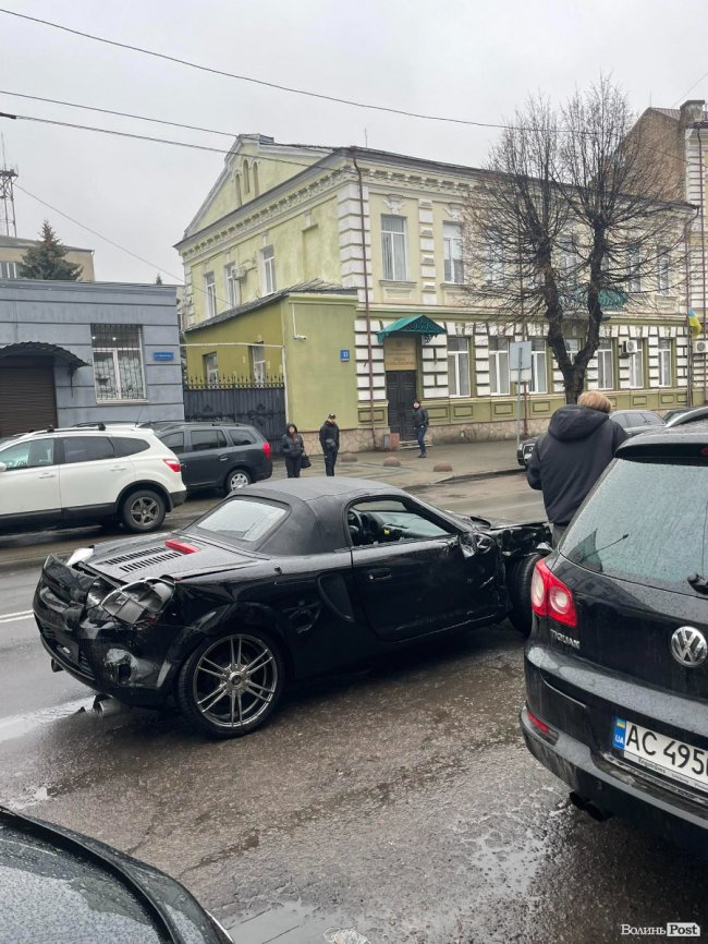 У центрі Луцька – аварія: зіткнулися таксі та спорткар. ФОТО. ОНОВЛЕНО