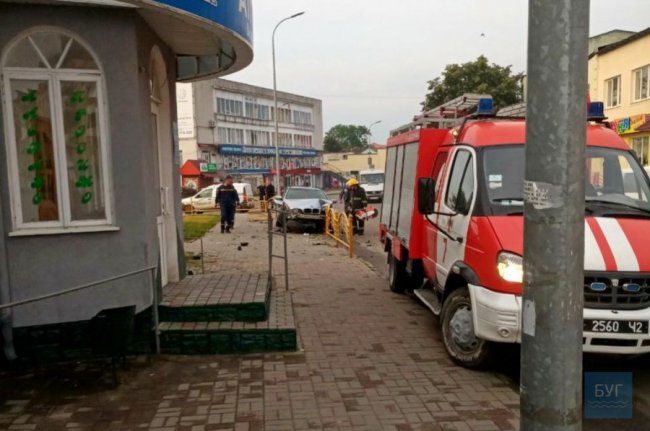 Аварія на Волині: рятувальники вирізали BMW з металевої огорожі